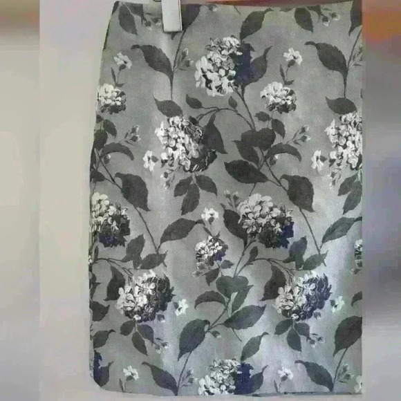 LOFT | Women's Silver Metallic Brocade Floral Pencil Mini Skirt - Picture 3 of 5